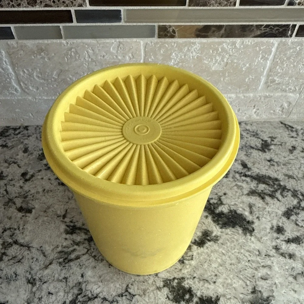 Vintage Tupperware Canister 811-5 With Lid